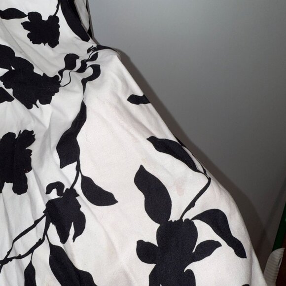 Chicos No-Iron Chic Stretch Black & White Floral 3/4 Sleeve Button-Up Size 12 - Picture 5 of 7